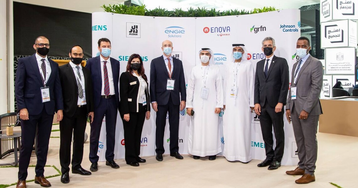 Representatives of Johnson Controls with the representatives of Aldar Properties PJSC (Aldar) at the signing of the energy performance contract
